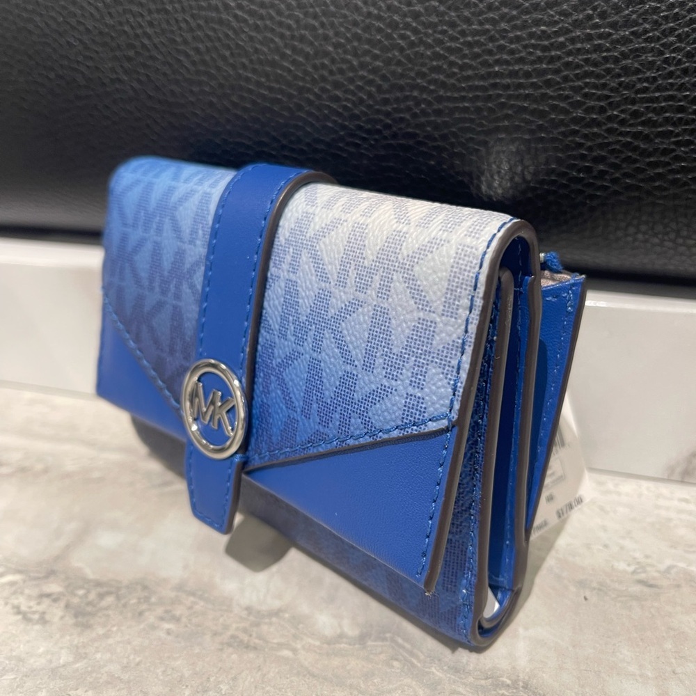 MICHAEL KORS Greenwich Med Ombré Signature Logo Tri-Fold Wallet
Galaxy Blue
NWT - Picture 2 of 16